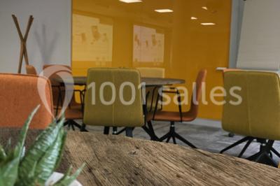 Miniature Location salle Louveciennes (Yvelines) - Campus BNP Paribas Louveciennes #10 Salle lumineuse avec décoration naturelle, comprenant un canapé en bois, une table en tronc d'arbre et des chaises colorées.