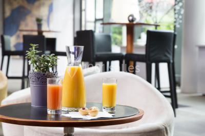 Miniature Location salle Louveciennes (Yvelines) - Campus BNP Paribas Louveciennes #18 Salle lumineuse avec décoration naturelle, comprenant un canapé en bois, une table en tronc d'arbre et des chaises colorées.