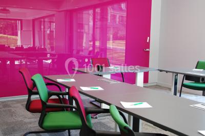 Miniature Location salle Louveciennes (Yvelines) - Campus BNP Paribas Louveciennes #4 Salle lumineuse avec décoration naturelle, comprenant un canapé en bois, une table en tronc d'arbre et des chaises colorées.