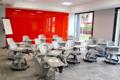 Miniature Location salle Louveciennes (Yvelines) - Campus BNP Paribas Louveciennes #5 Salle lumineuse avec décoration naturelle, comprenant un canapé en bois, une table en tronc d'arbre et des chaises colorées.