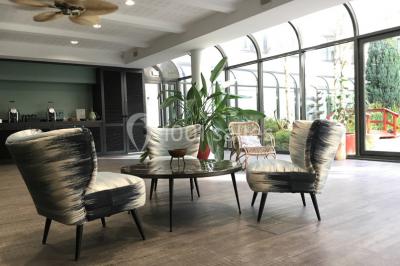 Miniature Location salle Louveciennes (Yvelines) - Campus BNP Paribas Louveciennes #16 Salle lumineuse avec décoration naturelle, comprenant un canapé en bois, une table en tronc d'arbre et des chaises colorées.