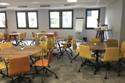 Miniature Location salle Louveciennes (Yvelines) - Campus BNP Paribas Louveciennes #11 Salle lumineuse avec décoration naturelle, comprenant un canapé en bois, une table en tronc d'arbre et des chaises colorées.