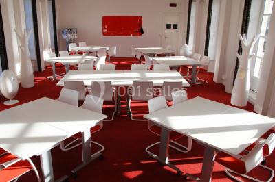 Miniature Location salle Louveciennes (Yvelines) - Campus BNP Paribas Louveciennes #9 Salle lumineuse avec décoration naturelle, comprenant un canapé en bois, une table en tronc d'arbre et des chaises colorées.