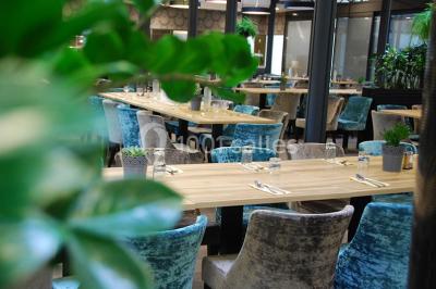 Miniature Location salle Louveciennes (Yvelines) - Campus BNP Paribas Louveciennes #20 Salle lumineuse avec décoration naturelle, comprenant un canapé en bois, une table en tronc d'arbre et des chaises colorées.