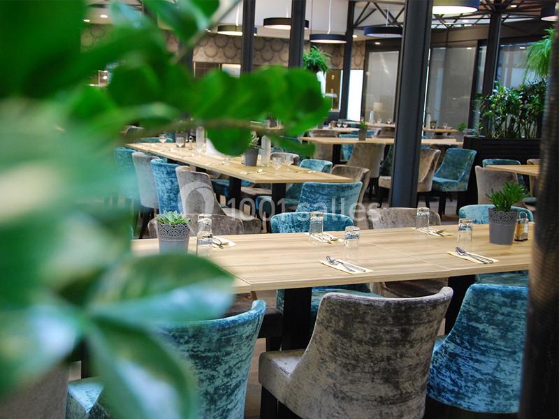 Location salle Louveciennes (Yvelines) - Campus BNP Paribas Louveciennes #20 Salle de restaurant lumineuse avec tables en bois, chaises en velours coloré et plantes décoratives.