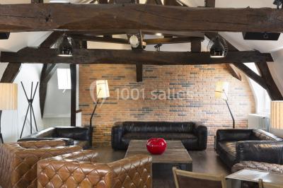 Miniature Location salle Louveciennes (Yvelines) - Campus BNP Paribas Louveciennes #15 Salle lumineuse avec décoration naturelle, comprenant un canapé en bois, une table en tronc d'arbre et des chaises colorées.