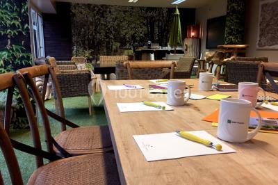 Miniature Location salle Louveciennes (Yvelines) - Campus BNP Paribas Louveciennes #14 Salle lumineuse avec décoration naturelle, comprenant un canapé en bois, une table en tronc d'arbre et des chaises colorées.