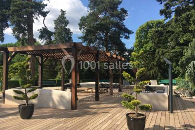 Miniature Location salle Louveciennes (Yvelines) - Campus BNP Paribas Louveciennes #17 Salle lumineuse avec décoration naturelle, comprenant un canapé en bois, une table en tronc d'arbre et des chaises colorées.