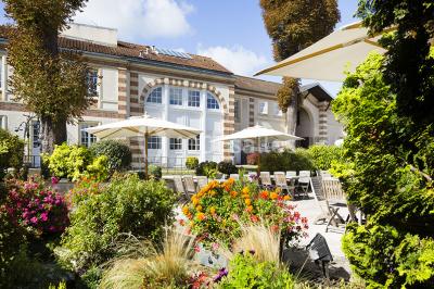 Miniature Location salle Louveciennes (Yvelines) - Campus BNP Paribas Louveciennes #8 Salle lumineuse avec décoration naturelle, comprenant un canapé en bois, une table en tronc d'arbre et des chaises colorées.