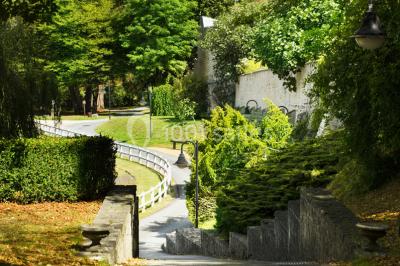 Miniature Location salle Louveciennes (Yvelines) - Campus BNP Paribas Louveciennes #12 Salle lumineuse avec décoration naturelle, comprenant un canapé en bois, une table en tronc d'arbre et des chaises colorées.