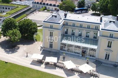 Miniature Location salle Louveciennes (Yvelines) - Campus BNP Paribas Louveciennes #1 Salle lumineuse avec décoration naturelle, comprenant un canapé en bois, une table en tronc d'arbre et des chaises colorées.