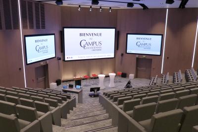 Miniature Location salle Louveciennes (Yvelines) - Campus BNP Paribas Louveciennes #2 Salle lumineuse avec décoration naturelle, comprenant un canapé en bois, une table en tronc d'arbre et des chaises colorées.