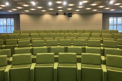 Miniature Location salle Louveciennes (Yvelines) - Campus BNP Paribas Louveciennes #3 Salle lumineuse avec décoration naturelle, comprenant un canapé en bois, une table en tronc d'arbre et des chaises colorées.