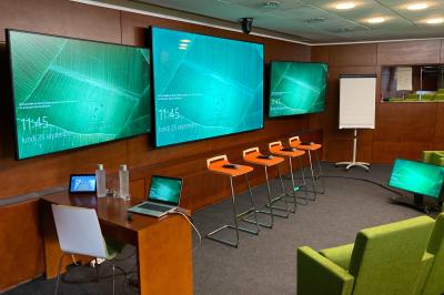 Miniature Location salle Louveciennes (Yvelines) - Campus BNP Paribas Louveciennes #7 Salle lumineuse avec décoration naturelle, comprenant un canapé en bois, une table en tronc d'arbre et des chaises colorées.