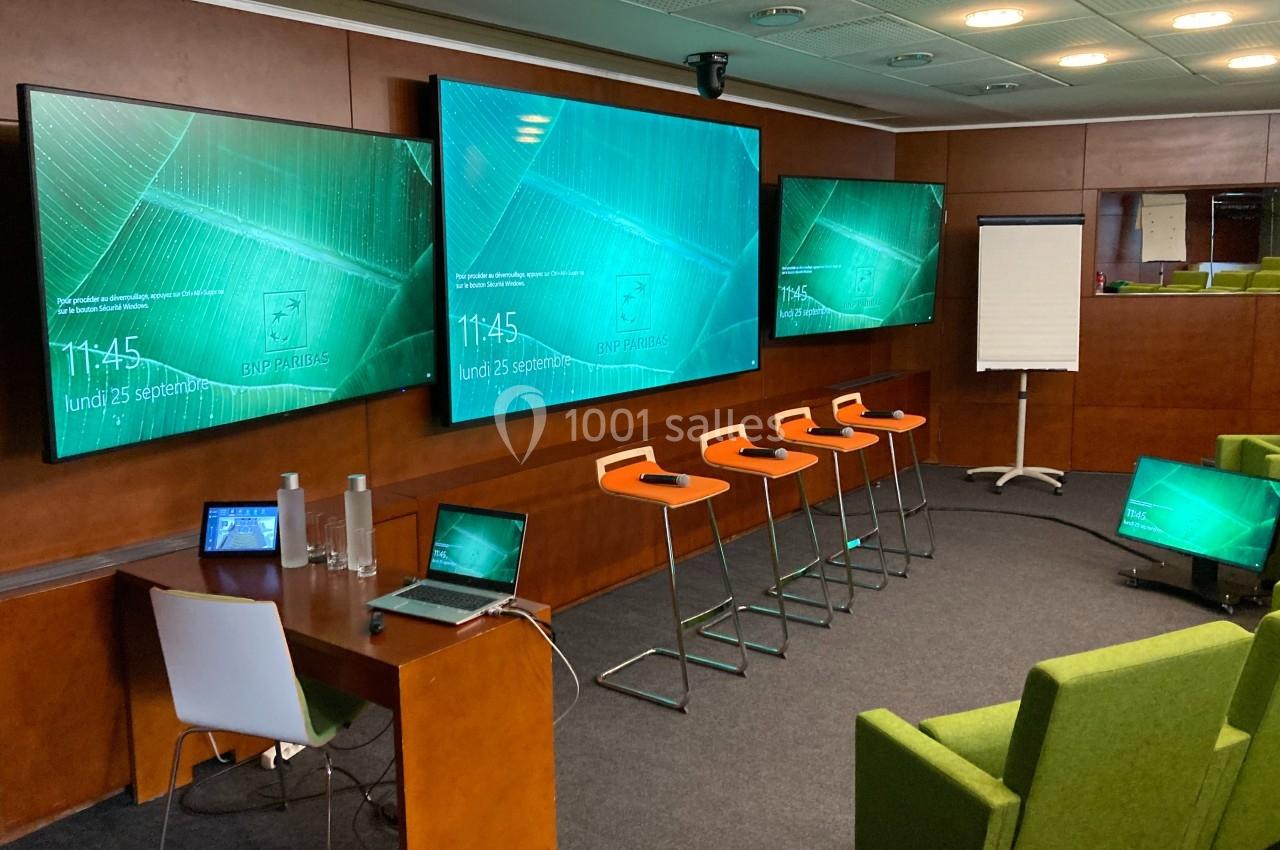 Location salle Louveciennes (Yvelines) - Campus BNP Paribas Louveciennes #7 Salle de conférence équipée d'écrans, de tabourets, d'un tableau blanc, et d'un bureau avec un ordinateur portable.