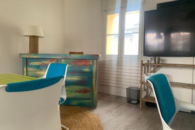 Miniature Location salle Louveciennes (Yvelines) - Campus BNP Paribas Louveciennes #24 Salle lumineuse avec décoration naturelle, comprenant un canapé en bois, une table en tronc d'arbre et des chaises colorées.