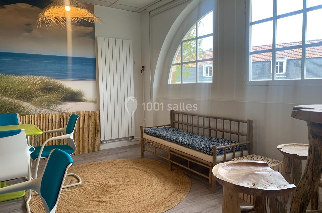 Location salle Louveciennes (Yvelines) - Campus BNP Paribas Louveciennes #25 Salle lumineuse avec décoration naturelle, comprenant un canapé en bois, une table en tronc d'arbre et des chaises colorées.