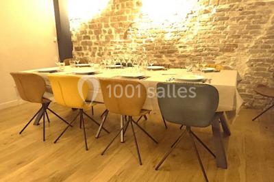 Miniature Location salle Paris 11 (Paris) - Les Rendez-vous #7 Salle de réunion moderne avec table noire, chaises, écran de projection, paperboard et cuisine ouverte en arrière-plan.