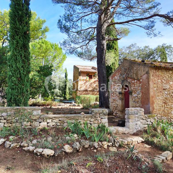 La chapelle Saint-Antonin, et le pigeonnier - Vus depuis le Sud La chapelle Saint-Antonin, et le pigeonnier - Vus depuis le Sud