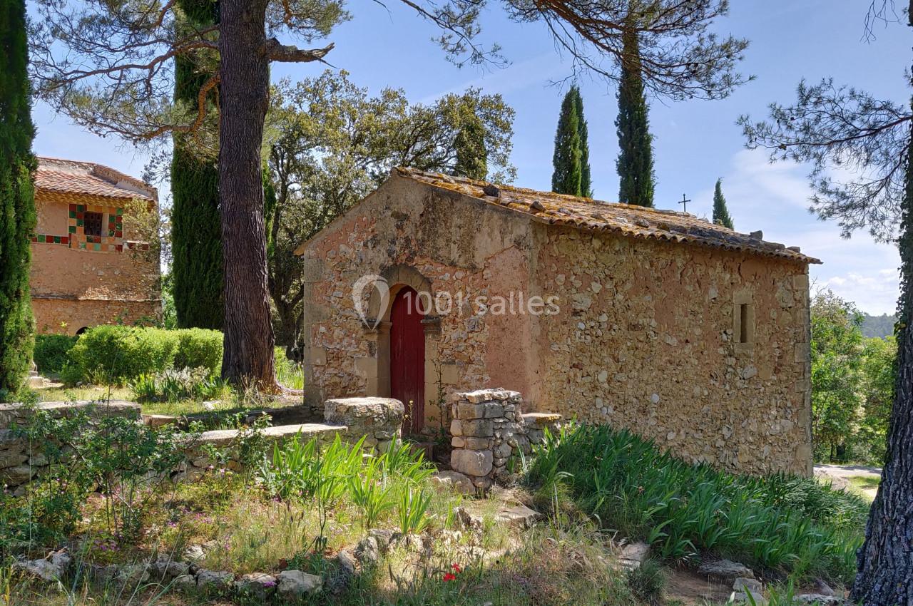 La chapelle Saint-Antonin, et le pigeonnier - Vus depuis le Sud La chapelle Saint-Antonin, et le pigeonnier - Vus depuis le Sud