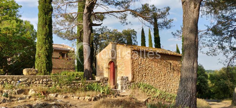 La chapelle Saint-Antonin, et le pigeonnier - Vus depuis le Sud La chapelle Saint-Antonin, et le pigeonnier - Vus depuis le Sud