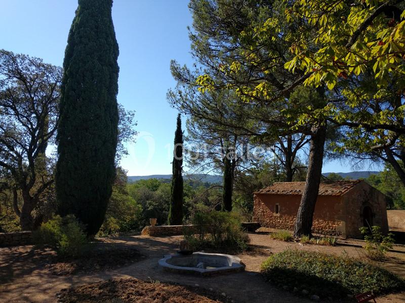 Le bassin XIXème et la chapelle - Vus depuis l'Ouest Le bassin XIXème et la chapelle - Vus depuis l'Ouest