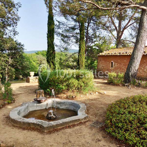 Le bassin XIXème et la chapelle - Vus depuis l'Ouest Le bassin XIXème et la chapelle - Vus depuis l'Ouest