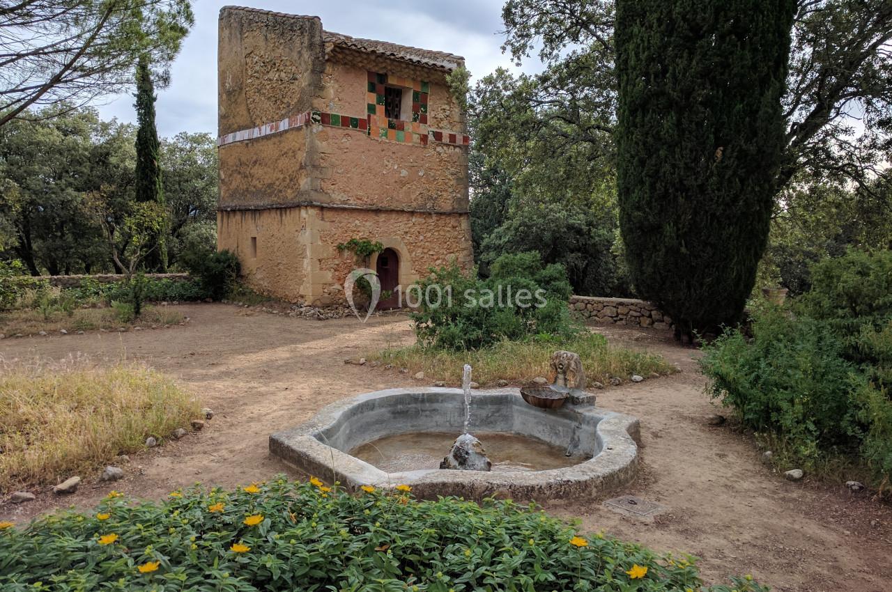 Le bassin XIXème et le pigeonnier - Vus depuis le Sud-Ouest. Le bassin XIXème et le pigeonnier - Vus depuis le Sud-Ouest.