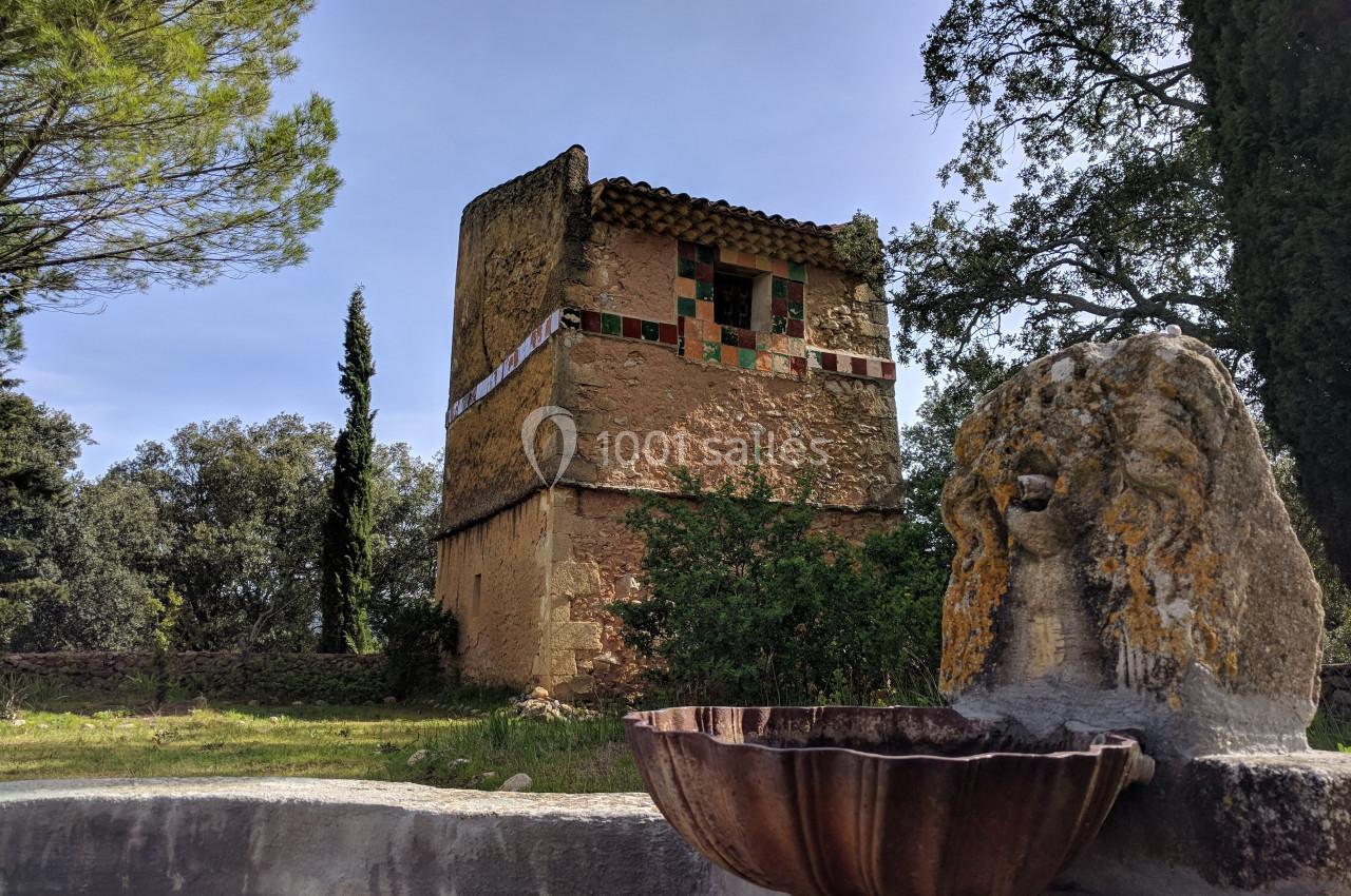 Le pigeonnier - Vu depuis le bassin XIXème Le pigeonnier - Vu depuis le bassin XIXème