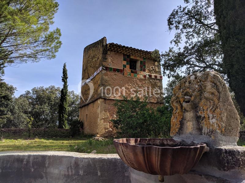 Le pigeonnier - Vu depuis le bassin XIXème Le pigeonnier - Vu depuis le bassin XIXème