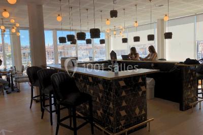 Mur végétal avec plantes vertes en arrière-plan, deux femmes assises, l'une travaillant sur un ordinateur portable.