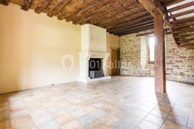 Miniature Location salle Domagné (Ille-et-Vilaine) - Domaine de Neuville #10 Assiette contenant des cookies et un petit gâteau sur une table noire, avec des verres et un vase décoratif à proximité.