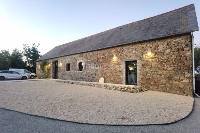 Miniature Location salle Domagné (Ille-et-Vilaine) - Domaine de Neuville #2 Assiette contenant des cookies et un petit gâteau sur une table noire, avec des verres et un vase décoratif à proximité.