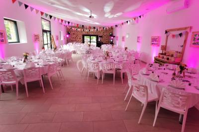 Miniature Location salle Domagné (Ille-et-Vilaine) - Domaine de Neuville #14 Assiette contenant des cookies et un petit gâteau sur une table noire, avec des verres et un vase décoratif à proximité.