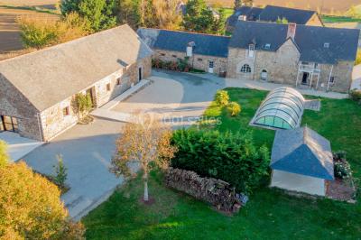 Miniature Location salle Domagné (Ille-et-Vilaine) - Domaine de Neuville #1 Assiette contenant des cookies et un petit gâteau sur une table noire, avec des verres et un vase décoratif à proximité.