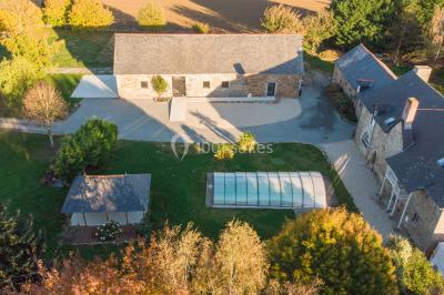 Miniature Location salle Domagné (Ille-et-Vilaine) - Domaine de Neuville #5 Assiette contenant des cookies et un petit gâteau sur une table noire, avec des verres et un vase décoratif à proximité.