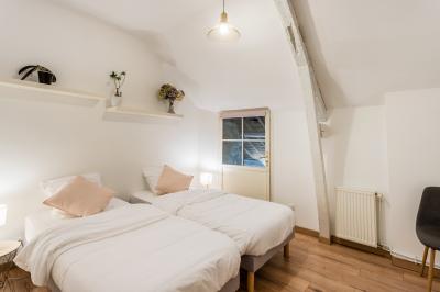 Miniature Location salle Domagné (Ille-et-Vilaine) - Domaine de Neuville #9 Assiette contenant des cookies et un petit gâteau sur une table noire, avec des verres et un vase décoratif à proximité.