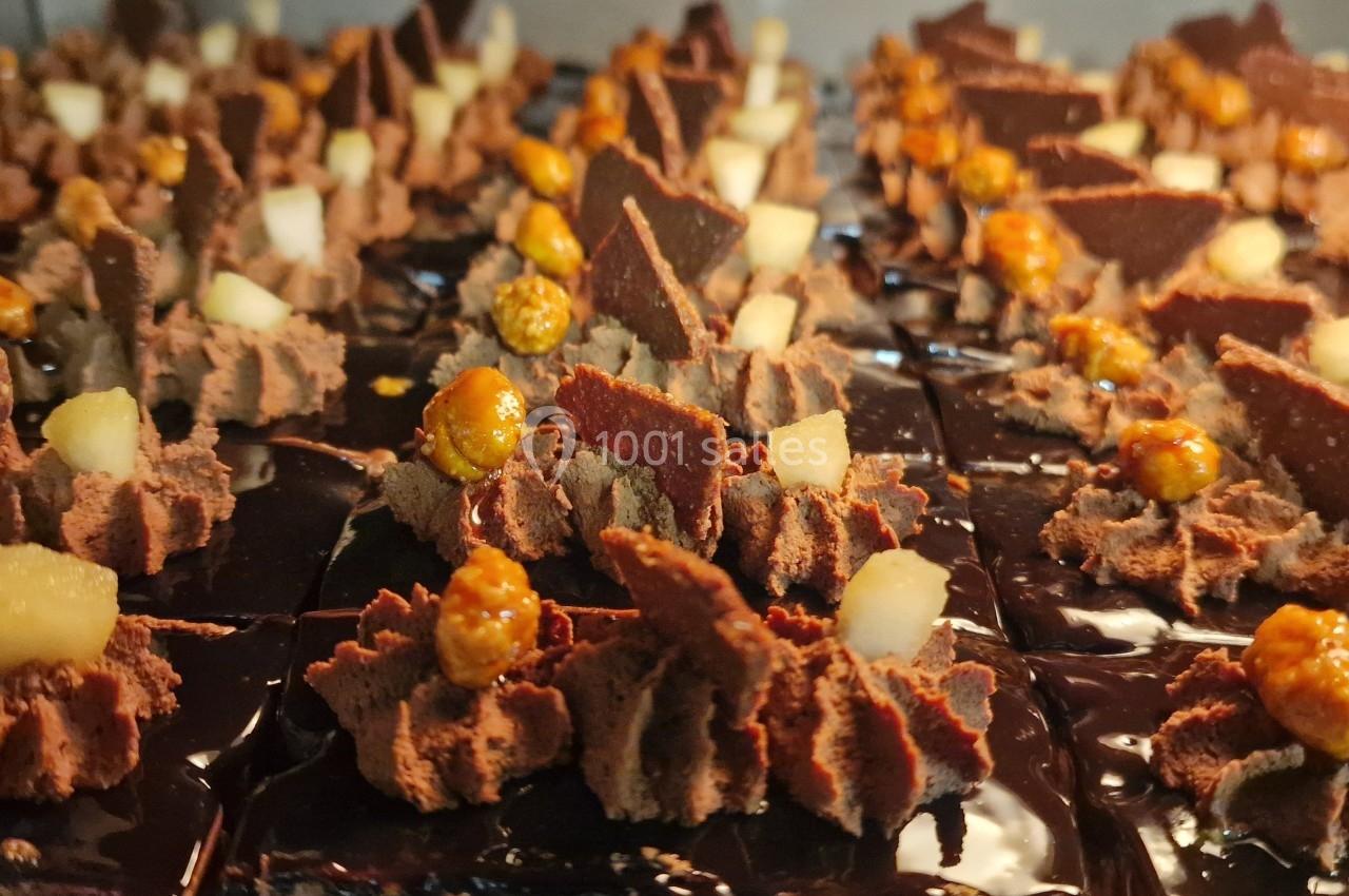 Location salle Domagné (Ille-et-Vilaine) - Domaine de Neuville #18 Dessert au chocolat décoré de morceaux de poire, de caramel croquant et de copeaux de chocolat.