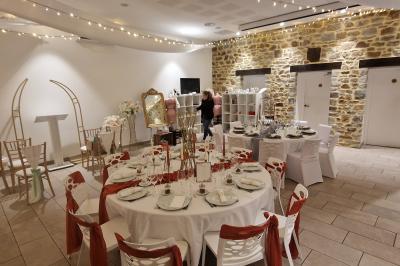 Miniature Location salle Domagné (Ille-et-Vilaine) - Domaine de Neuville #19 Assiette contenant des cookies et un petit gâteau sur une table noire, avec des verres et un vase décoratif à proximité.