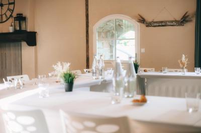 Miniature Location salle Domagné (Ille-et-Vilaine) - Domaine de Neuville #11 Assiette contenant des cookies et un petit gâteau sur une table noire, avec des verres et un vase décoratif à proximité.