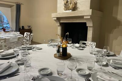 Miniature Location salle Domagné (Ille-et-Vilaine) - Domaine de Neuville #15 Assiette contenant des cookies et un petit gâteau sur une table noire, avec des verres et un vase décoratif à proximité.