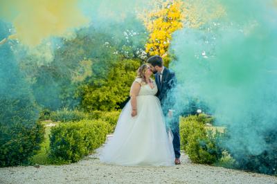 Miniature Location salle Cezais (Vendée) - Château de la Cressonnière #17 Un homme debout, bras ouverts, s'exprime devant un mur en pierre, avec une chaise en bois à côté de lui.