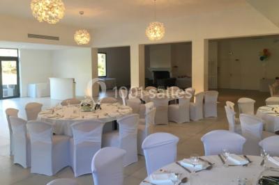 Miniature Location salle Marseille 11 (Bouches-du-Rhône) - La Bastide de la Salette #8 Bâtiment en pierre de style méditerranéen entouré d'arbres, avec une terrasse et une pelouse au premier plan.