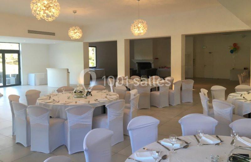 Location salle Marseille 11 (Bouches-du-Rhône) - La Bastide de la Salette #8 Salle de réception lumineuse avec des tables rondes dressées, entourées de chaises blanches houssées.
