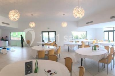 Miniature Location salle Marseille 11 (Bouches-du-Rhône) - La Bastide de la Salette #6 Bâtiment en pierre de style méditerranéen entouré d'arbres, avec une terrasse et une pelouse au premier plan.