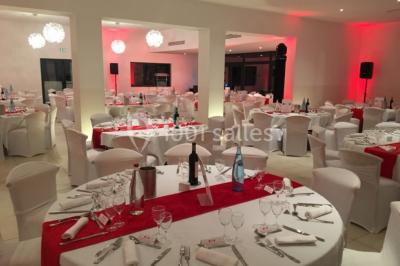 Miniature Location salle Marseille 11 (Bouches-du-Rhône) - La Bastide de la Salette #9 Bâtiment en pierre de style méditerranéen entouré d'arbres, avec une terrasse et une pelouse au premier plan.