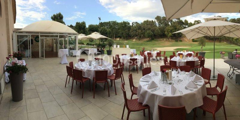 Location salle Marseille 11 (Bouches-du-Rhône) - La Bastide de la Salette #4 Terrasse aménagée avec des tables rondes dressées pour un événement, entourée de parasols et donnant sur un terrain…