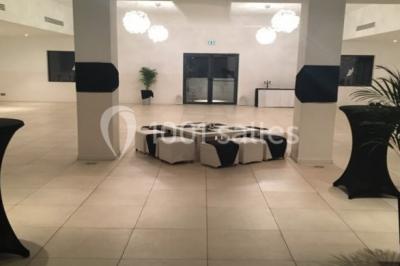 Miniature Location salle Marseille 11 (Bouches-du-Rhône) - La Bastide de la Salette #10 Bâtiment en pierre de style méditerranéen entouré d'arbres, avec une terrasse et une pelouse au premier plan.