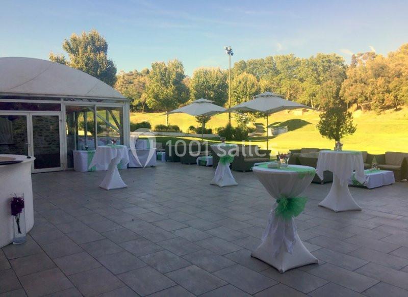 Location salle Marseille 11 (Bouches-du-Rhône) - La Bastide de la Salette #7 Terrasse aménagée pour un événement avec tables hautes décorées, parasols et vue sur un espace vert arboré.