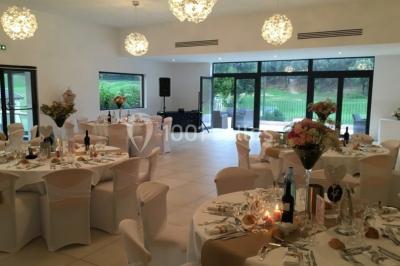 Miniature Location salle Marseille 11 (Bouches-du-Rhône) - La Bastide de la Salette #11 Bâtiment en pierre de style méditerranéen entouré d'arbres, avec une terrasse et une pelouse au premier plan.